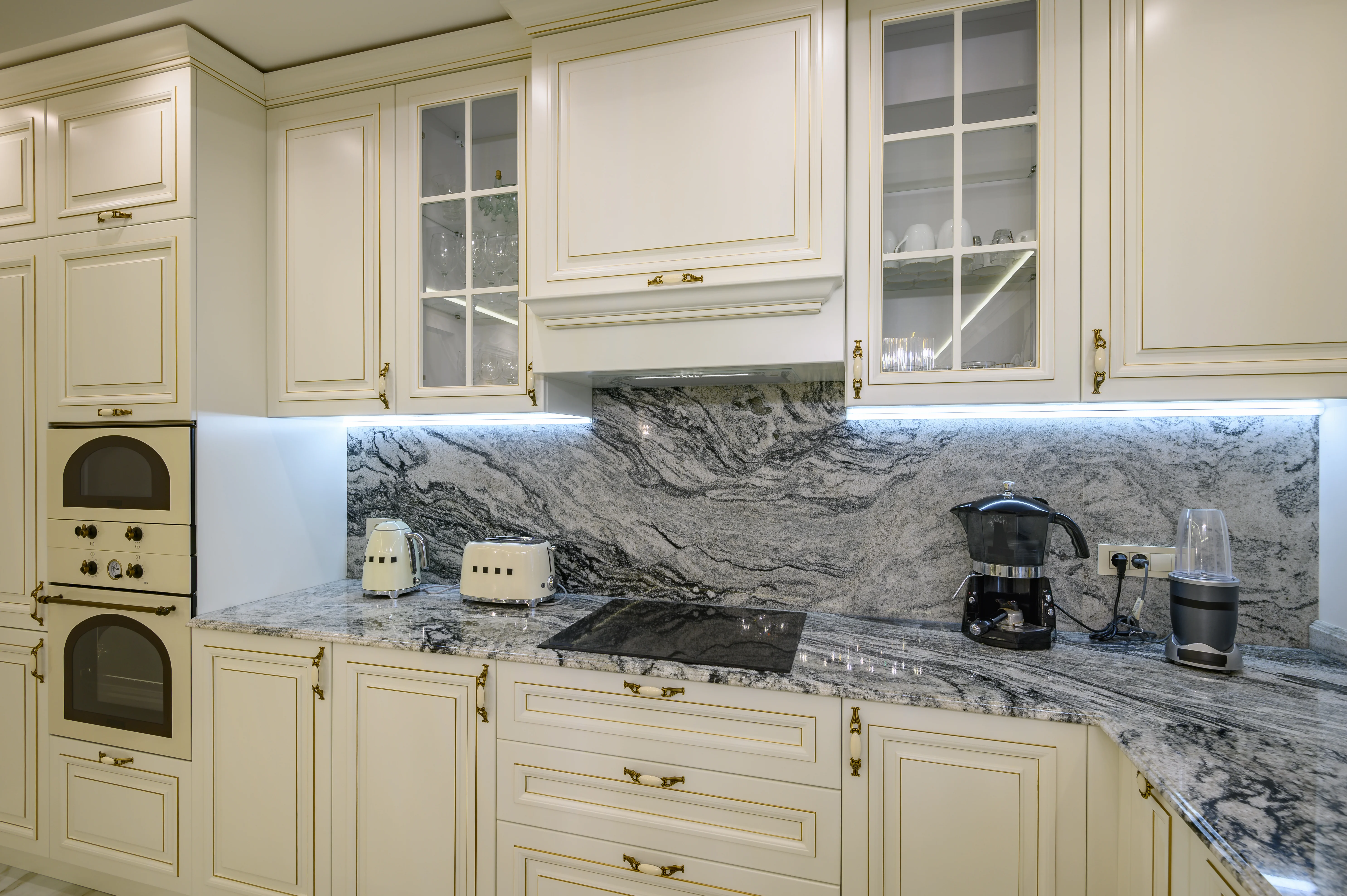 Viscon White Full Kitchen-Backaksplash